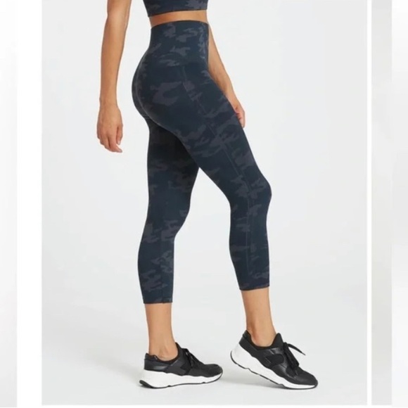 SPANX Look At Me Now Seamless Cropped Leggings Camo Black Size Large - Picture 1 of 8